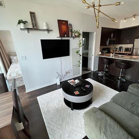 2-Bdrm And 1 Den 3 Bed Condo With 2 Bath - Walking Distance To Scotiabank Arena, Cn Tower, Union Station, Ripleys With Free Parking Τορόντο Εξωτερικό φωτογραφία