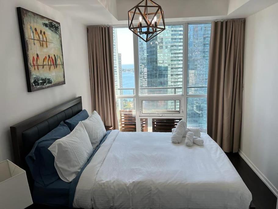 2-Bdrm And 1 Den 3 Bed Condo With 2 Bath - Walking Distance To Scotiabank Arena, Cn Tower, Union Station, Ripleys With Free Parking Τορόντο Εξωτερικό φωτογραφία