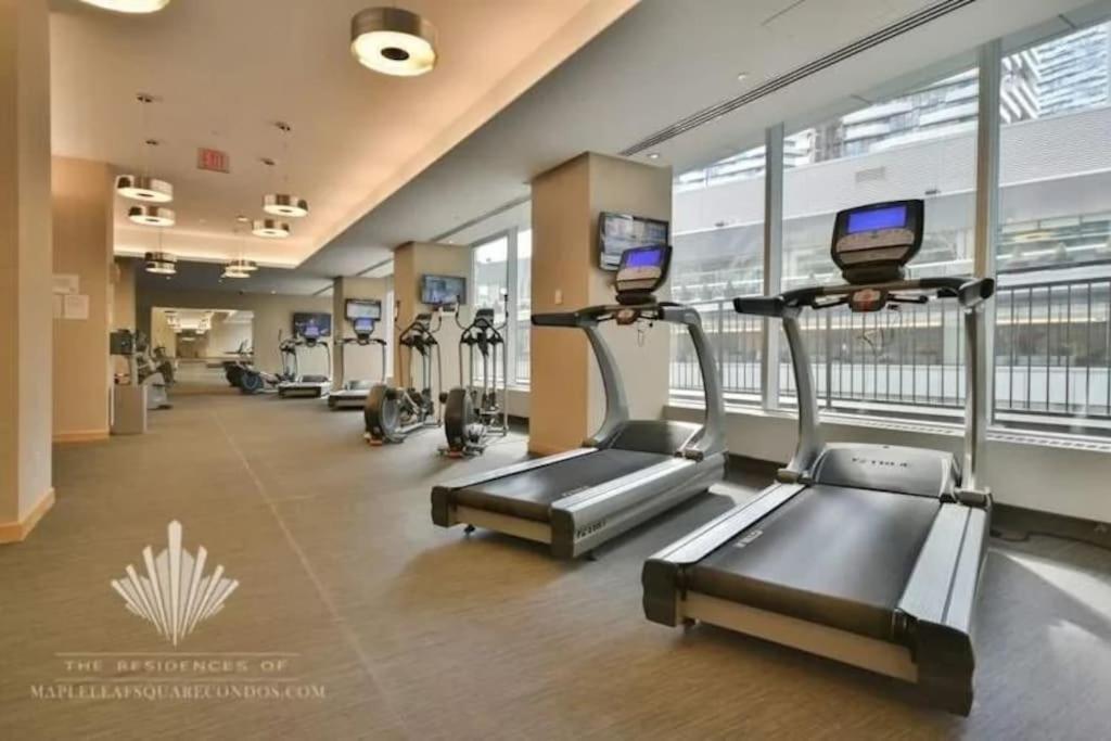 2-Bdrm And 1 Den 3 Bed Condo With 2 Bath - Walking Distance To Scotiabank Arena, Cn Tower, Union Station, Ripleys With Free Parking Τορόντο Εξωτερικό φωτογραφία