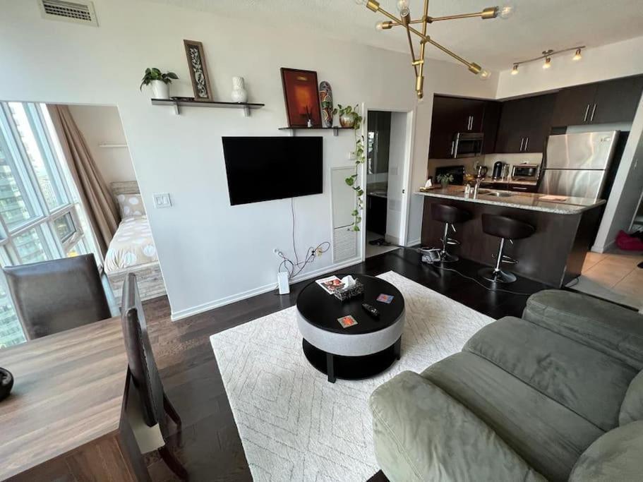2-Bdrm And 1 Den 3 Bed Condo With 2 Bath - Walking Distance To Scotiabank Arena, Cn Tower, Union Station, Ripleys With Free Parking Τορόντο Εξωτερικό φωτογραφία