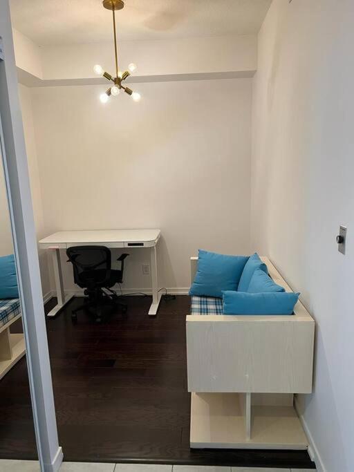 2-Bdrm And 1 Den 3 Bed Condo With 2 Bath - Walking Distance To Scotiabank Arena, Cn Tower, Union Station, Ripleys With Free Parking Τορόντο Εξωτερικό φωτογραφία
