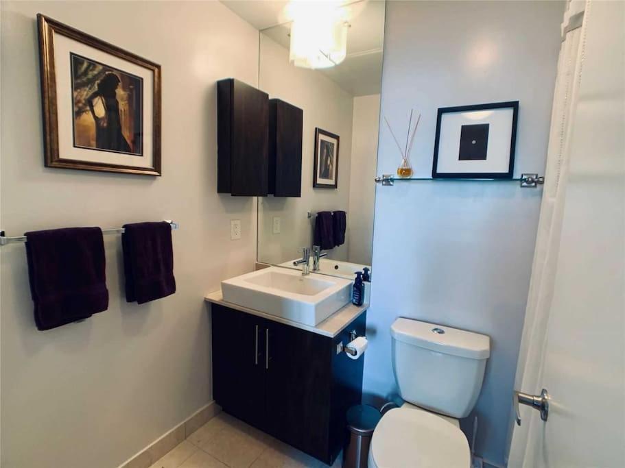 2-Bdrm And 1 Den 3 Bed Condo With 2 Bath - Walking Distance To Scotiabank Arena, Cn Tower, Union Station, Ripleys With Free Parking Τορόντο Εξωτερικό φωτογραφία