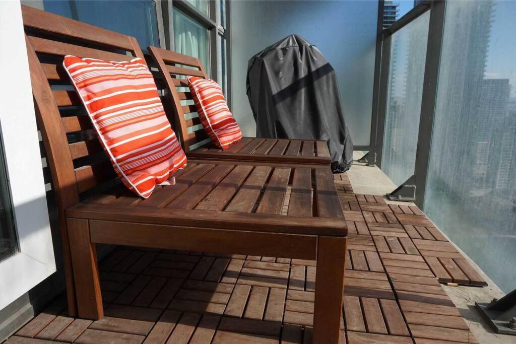 2-Bdrm And 1 Den 3 Bed Condo With 2 Bath - Walking Distance To Scotiabank Arena, Cn Tower, Union Station, Ripleys With Free Parking Τορόντο Εξωτερικό φωτογραφία