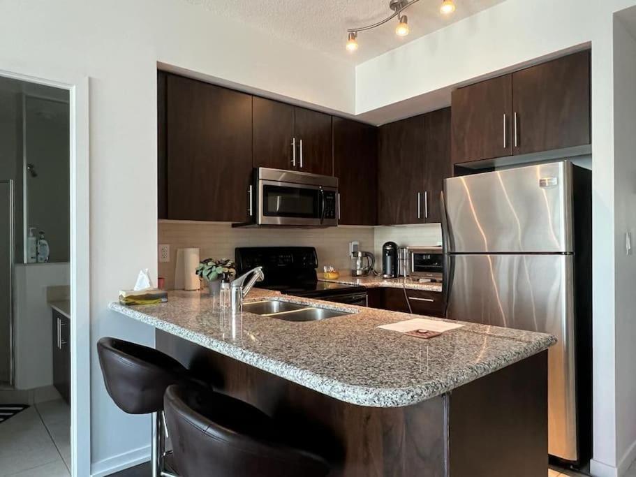 2-Bdrm And 1 Den 3 Bed Condo With 2 Bath - Walking Distance To Scotiabank Arena, Cn Tower, Union Station, Ripleys With Free Parking Τορόντο Εξωτερικό φωτογραφία