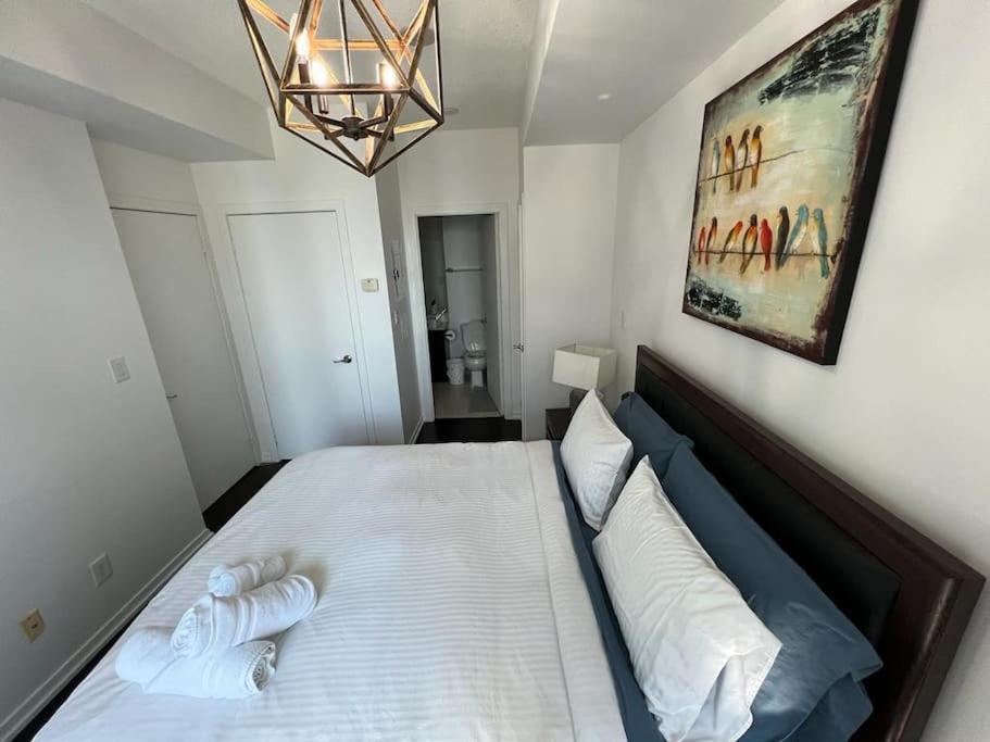 2-Bdrm And 1 Den 3 Bed Condo With 2 Bath - Walking Distance To Scotiabank Arena, Cn Tower, Union Station, Ripleys With Free Parking Τορόντο Εξωτερικό φωτογραφία