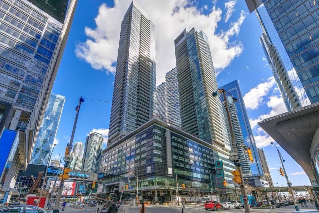 2-Bdrm And 1 Den 3 Bed Condo With 2 Bath - Walking Distance To Scotiabank Arena, Cn Tower, Union Station, Ripleys With Free Parking Τορόντο Εξωτερικό φωτογραφία